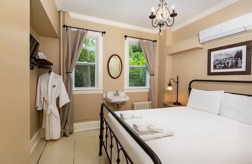 Mackinac Island Bed & Breakfast | Pine Cottage Bed & Breakfast