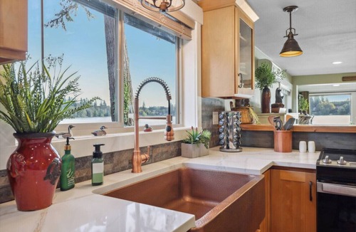 East Olympia House | Pine Cove Cottage-Waterfront