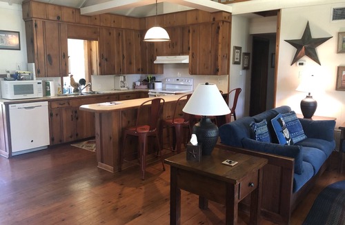 Pittsburg Cabin | Pine Grove Cottage - Romantic Getaway on Private Lake