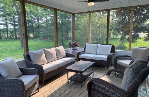 Culver House | Pine Haus: 4-bedroom house in tranquil Culver with cool AC