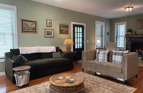 Culver House | Pine Haus: 4-bedroom house in tranquil Culver with cool AC