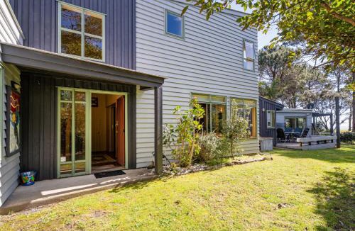 Matarangi House | Pine Haven - Matarangi Holiday Home