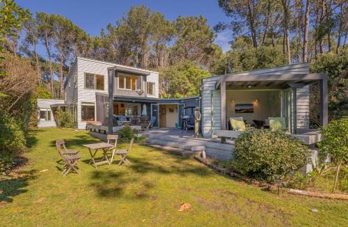 Matarangi House | Pine Haven - Matarangi Holiday Home