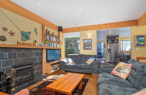 Matarangi House | Pine Haven - Matarangi Holiday Home