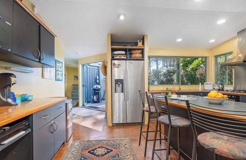 Matarangi House | Pine Haven - Matarangi Holiday Home