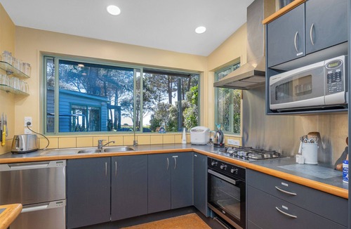 Matarangi House | Pine Haven - Matarangi Holiday Home