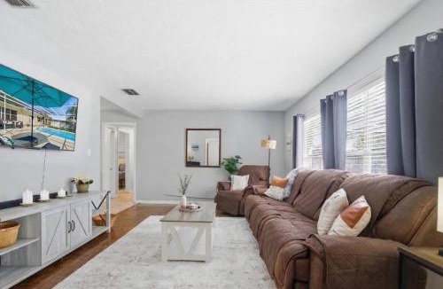 Bearss Plaza House | Pine Hill & Chill