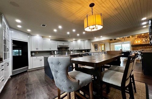 Lake Hamilton House | Pine Hill Manor - Lakehouse | Boat Dock + Hot Tub