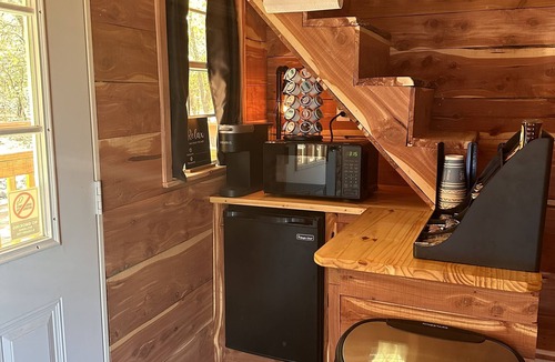Henryetta Cabin | Pine Hollow w/Lemurs & zebras, Private Hot Tub