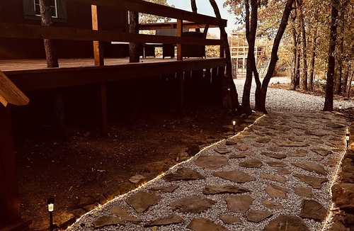 Henryetta Cabin | Pine Hollow w/Lemurs & zebras, Private Hot Tub