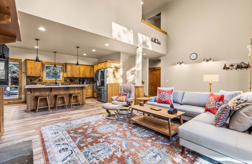 RiverWild House | Pine House Retreat ~ New Furniture ~ Community Hot Tub ~ Close To Trails