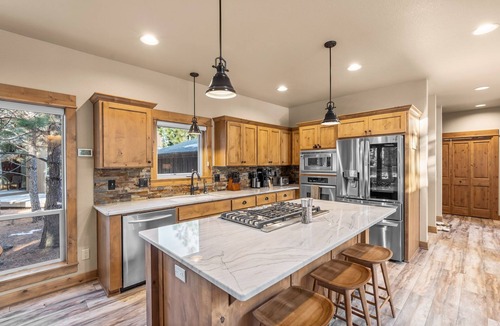 RiverWild House | Pine House Retreat ~ New Furniture ~ Community Hot Tub ~ Close To Trails