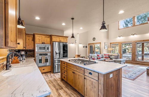 RiverWild House | Pine House Retreat ~ New Furniture ~ Community Hot Tub ~ Close To Trails