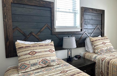 Encampment Hotel | Pine Lodge