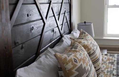 Encampment Hotel | Pine Lodge