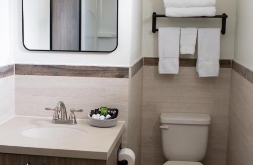 Encampment Hotel | Pine Lodge