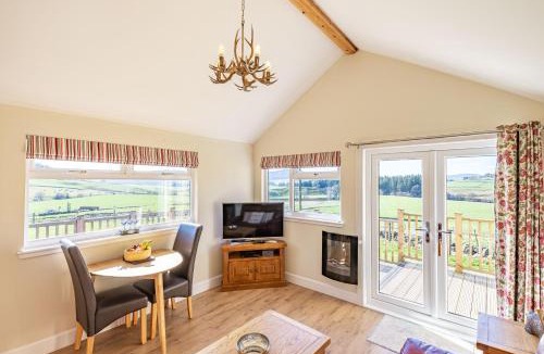 Blairgowrie Ski Chalet | Pine Marten Lodge with Hot Tub
