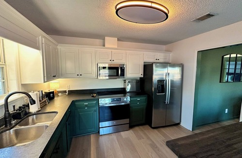 Valdosta House | Pine&Palm: 4BR/4BA+4TVs+GameRm+Firepit+Fence+PETS