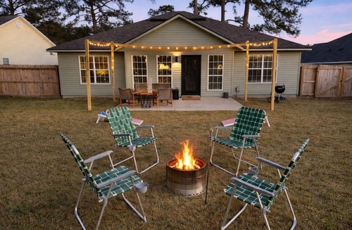 Valdosta House | Pine&Palm: 4BR/4BA+4TVs+GameRm+Firepit+Fence+PETS