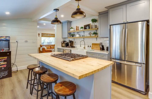 Big Bear City Cabin | 'Pine & Peak Cabin' in Big Bear ~ 5 Mi to Lake