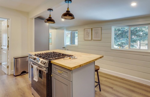 Big Bear City Cabin | 'Pine & Peak Cabin' in Big Bear ~ 5 Mi to Lake