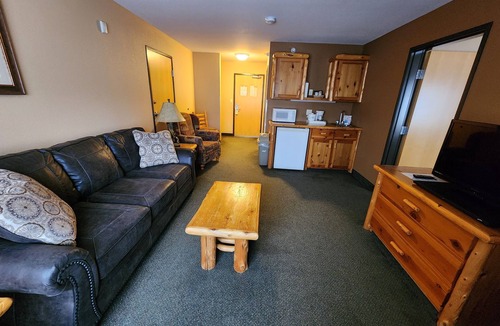 Crosslake Hotel | Pine Peaks Lodge & Suites