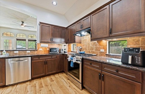 Conroe House | Pine & Porch Hideaway| Forest Views, Gazebo Lounge