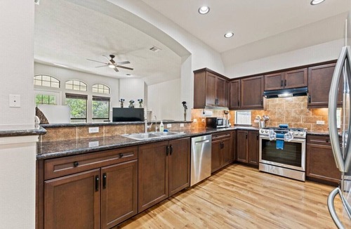 Conroe House | Pine & Porch Hideaway| Forest Views, Gazebo Lounge