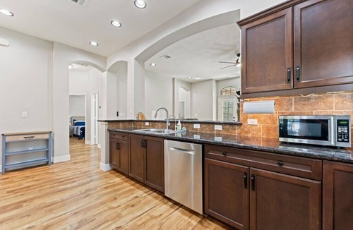 Conroe House | Pine & Porch Hideaway| Forest Views, Gazebo Lounge