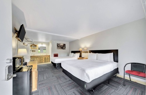 Hill City Hotel | Pine Top Balcony View