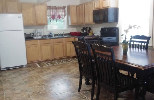 Woden Cabin | Pine Tree Cabin at Tall Timbers Retreat! Sleeps 13