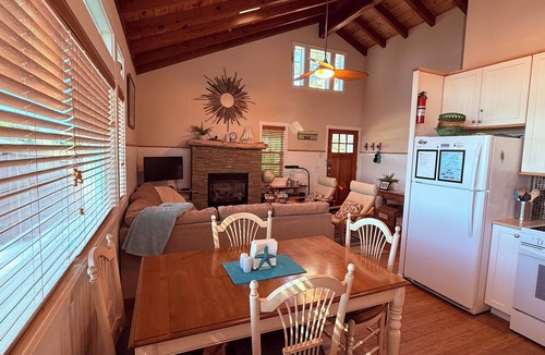 Bodega Bay House | PINE VIEW BUNGALOW - JANUARY DATES AVAILABLE! PET FRIENDLY, HOT TUB