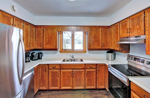 Zurich Cottage | Pine View, King Bed, AC