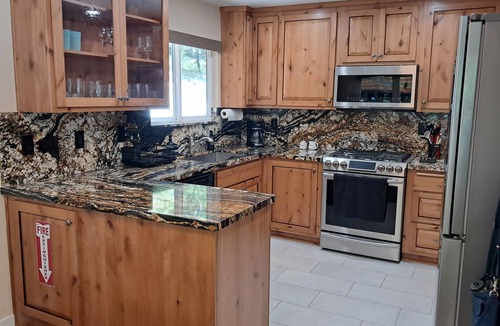 Apple Hill House | Pine View Paradise, comfy retreat w/stunning views, 10 mins. to Jenkinson Lake!