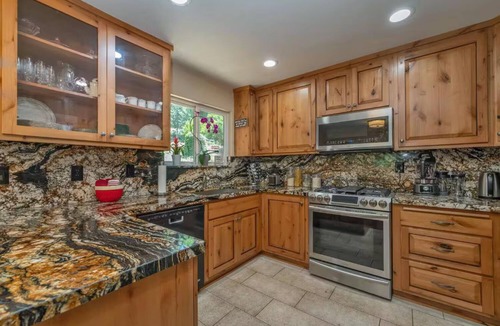 Apple Hill House | Pine View Paradise, comfy retreat w/stunning views, 10 mins. to Jenkinson Lake!