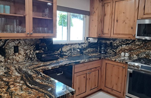 Apple Hill House | Pine View Paradise, comfy retreat w/stunning views, 10 mins. to Jenkinson Lake!