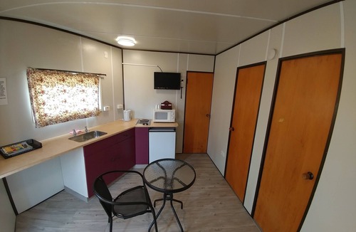 Kaiapoi Hotel | Pineacres Motel and Park