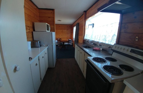 Kaiapoi Hotel | Pineacres Motel and Park