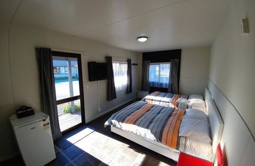 Kaiapoi Hotel | Pineacres Motel and Park