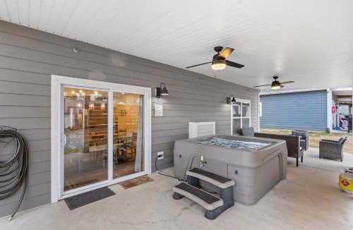 Hollister House | Pineapple Bungalow - 14ppl