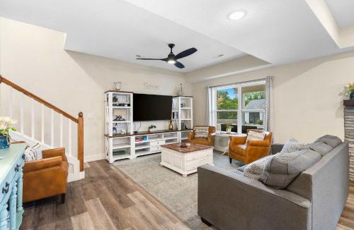 Hollister House | Pineapple Bungalow - 14ppl