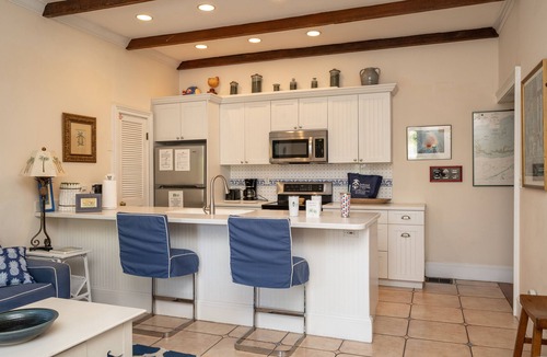 Downtown Cottage | PINEAPPLE COTTAGE, 2BR/2BA-Pvt Pool, 1/2 block to Duval