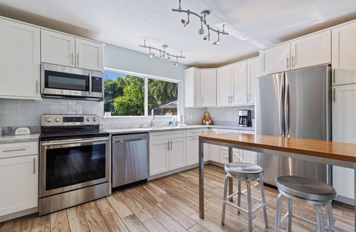 Sarasota House | Pineapple House - near beaches - private SOUTH facing POOL & HOT TUB - walkable