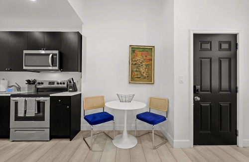 Gillespie Park Apartment | Pineapple Paradise #2 13 min to Beach Fire Pit