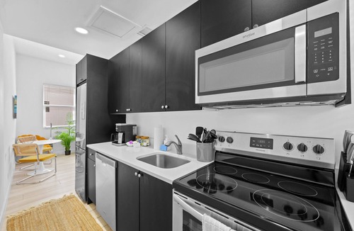 Gillespie Park House | Pineapple Paradise - 2 Units - 13 min to Beach