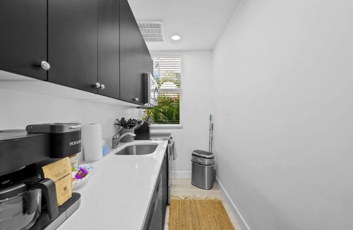 Gillespie Park House | Pineapple Paradise - 2 Units - 13 min to Beach