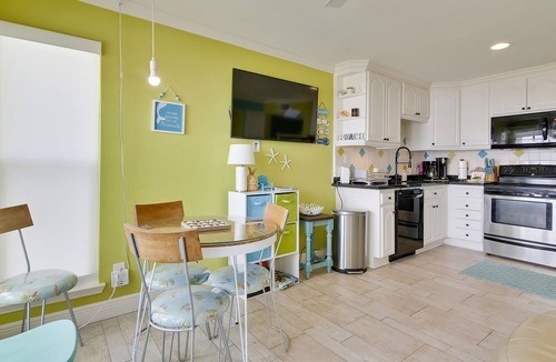 Galveston Condo | Pineapple Paradise by Ryson Vacation Rentals