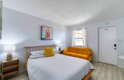 Bridgeport Heights Hotel | Pineapple Shores Retro Inn 6