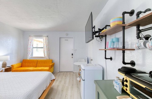 Bridgeport Heights Hotel | Pineapple Shores Retro Inn 6