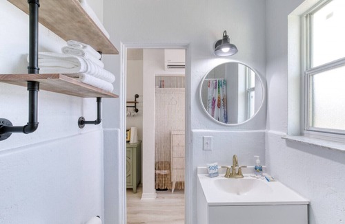 Bridgeport Heights Hotel | Pineapple Shores Retro Inn 6